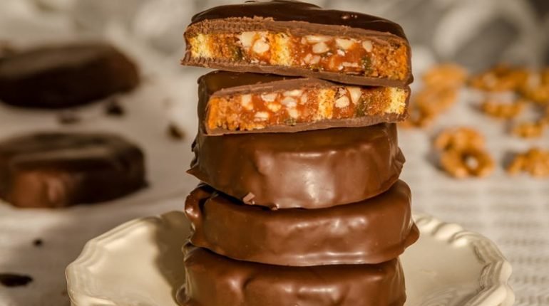 kariokes-gemistes-me-marmelada-kai-gliko-tou-koutaliou-glika-zaxaroplastiki-sokolata-eisaimonadikigr