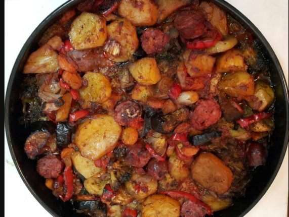 mpriam-me-loukaniko-laxanika-kolokithakia-patates-sintages-kalokairi-eisaimonadikigr