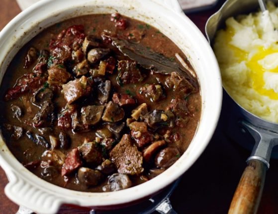 lagos-me-kastana-katsarola-stifado-sintages-elliniki-kouzina-eisaimonadikigr