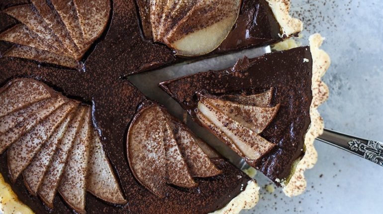 tarta-sokolatas-me-karamelomeno-axladi-vasi-tartas-krema-zaxaroplastiki-eisaimonadikigr