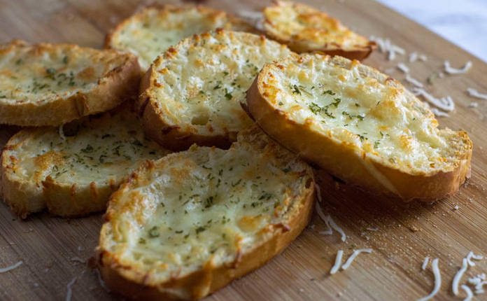 eukolo-skordopsomo-me-turi-sintages-orektiko-eisaimonadikigr