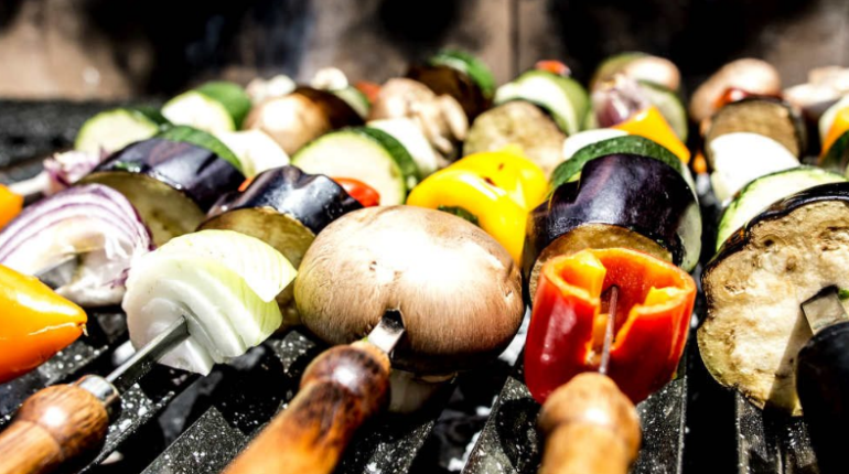 souvlakia-kalamakia-laxanikon-melitzana-motsarela-sintages-eisaimonadikigr