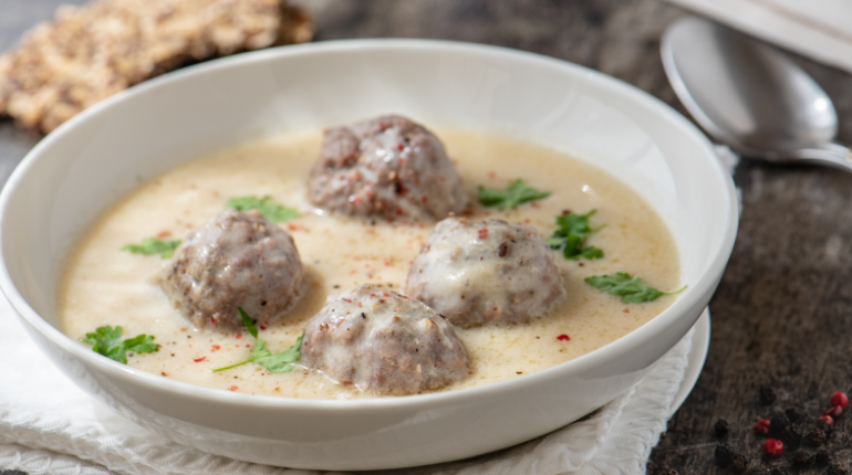 giouvarlakia-fournou-me-saltsa-lemoniou-leuki-saltsa-keftedakia-sintages-eisaimonadikigr