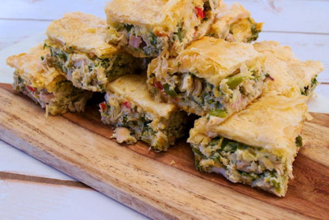 kotopita-me-piperies-xoriatiko-fullo-pites-pita-kotopoulo-eisaimonadikigr