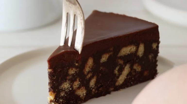 cake-tourta-sokolatas-me-giaourti-mpiskota-glika-zaxaroplastiki-eisaimonadikigr