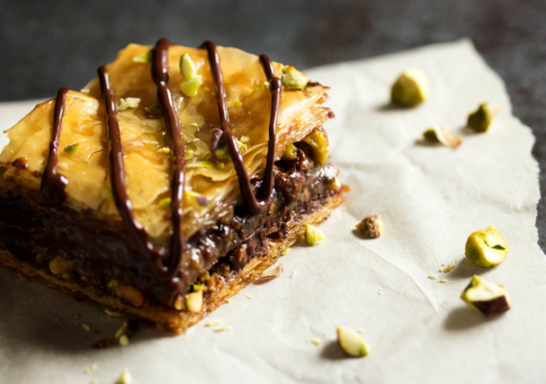 mpaklavas-me-sokolata-pralina-fountoukiou-glika-zaxaroplastiki-eisaimonadikigr