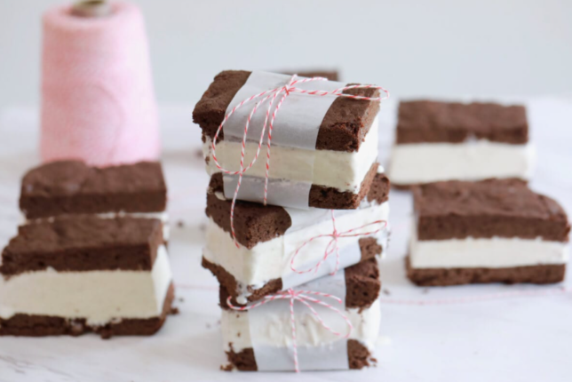 santouitsakia-mpiskotou-me-tsizkeik-cheesecake-sandwich-ice-cream-glika-zaxaroplastiki-eisaimonadikigr