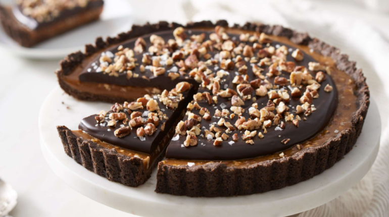 sokolatopita-me-karudia-macadamia-sokolata-tartes-gluka-eisaimonadikigr