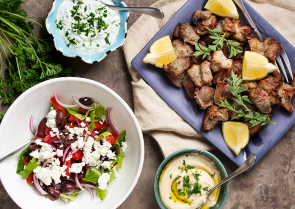 souvlaki-apo-psaronefri-kreas-sintages-mageiriki-saltsa-turiou-laxanika-eisaimonadikigr