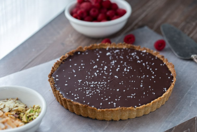 tarta-fistiki-me-sokolata-kai-karuda-tartes-gluka-zaxaroplastiki-eisaimonadikigr