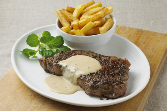 gemistes-mosxarisies-mprizoles-me-gemisi-kai-lefki-saltsa-sintages-kreas-eisaimonadikigr