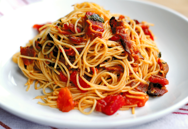 spaghetti-me-saltsa-melitzanas-saltses-zimarika-penes-makaronia-sintages-eisaimonadikigr