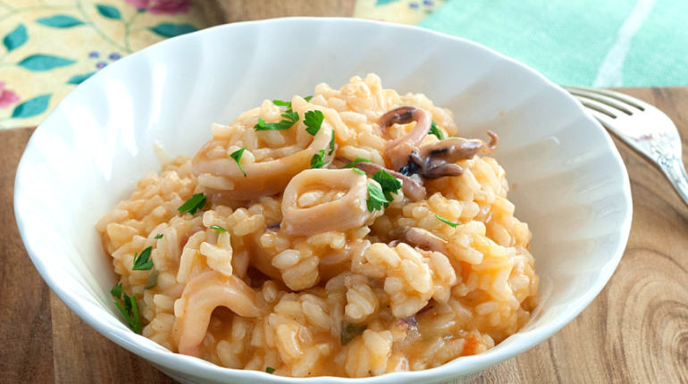 rizoto-me-kalamarakia-ruzi-kalamaria-thalassina-eisaimonadikigr