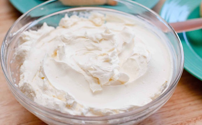 eukoli-turosalata-me-liga-ilika-sintages-mageiriki-eisaimonadikigr