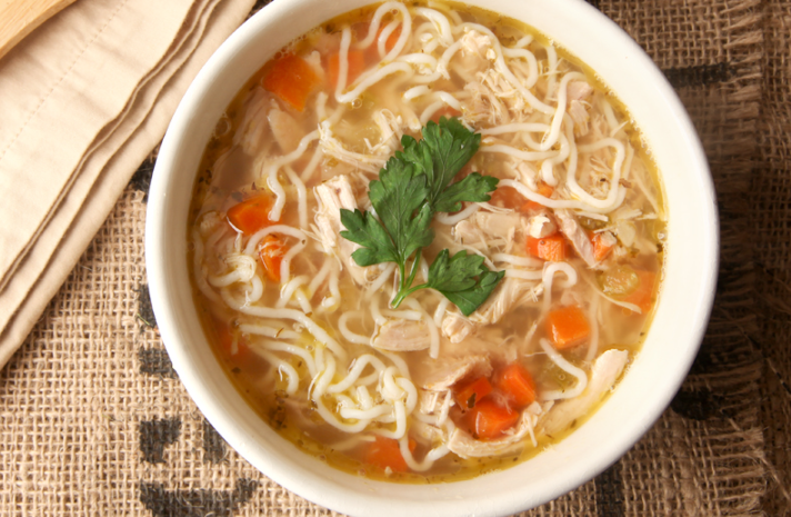 soupa-me-kotopoulo-noodles-laxanika-soupes-sintages-eisaimonadikigr