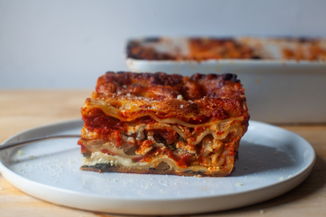 lazania-me-melitzana-kai-motsarela-zimarika-fournou-fagito-sintages-eisaimonadikigr