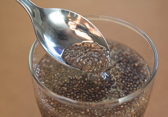 sporoi-tsia-chia-seeds-ti-einai-sintages-glika-overnight-oats-sokolatenio-proino-eisaimonadikigr